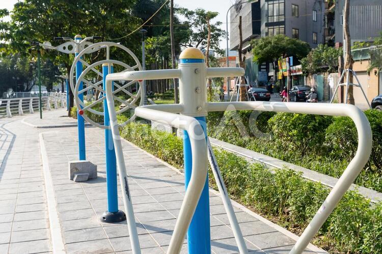 【ベトナム】ハノイのタイ湖にある運動器具 ベトナム,ハノイ,観光の写真素材