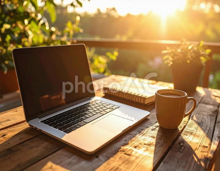 夕方テラスでノートPCとコーヒー pc,パソコン,テラスの写真素材