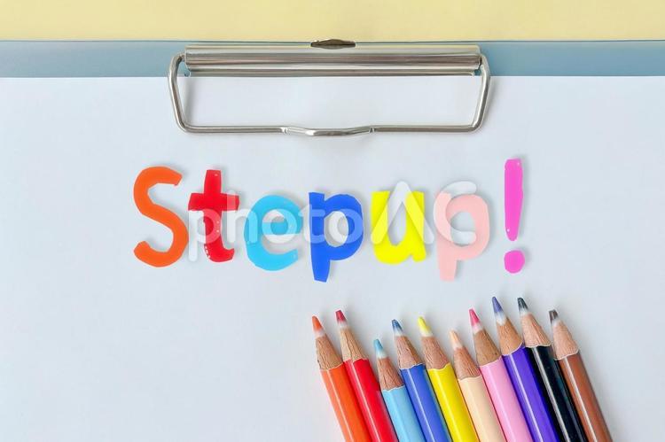 英単語の素材【Stepup!】 stepup,色鉛筆,紙の写真素材
