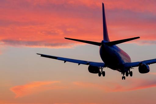 赤く染まる空と飛行機 飛行機,航空機,旅客機の写真素材