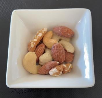 ピーナッツとアーモンドと胡桃のミックス ピーナッツとアーモンドと胡桃のミックスの写真