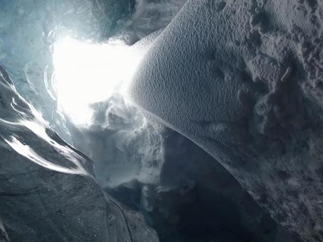 氷の洞窟 空と雪 氷の洞窟 空と雪の写真