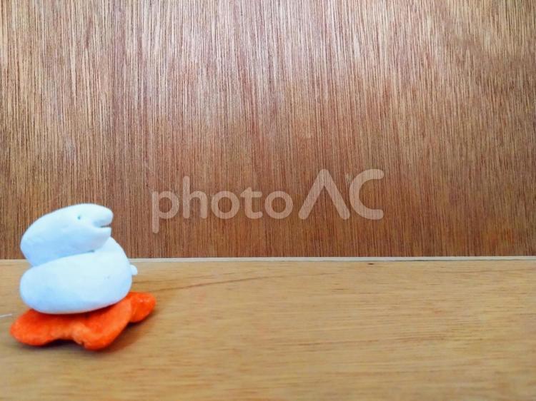 とぐろ巻く白蛇と木目の背景 白蛇,とぐろ,座布団の写真素材