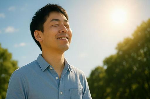 太陽を浴びる爽やかな日本人男性の笑顔 太陽を浴びる爽やかな日本人男性の笑顔の写真