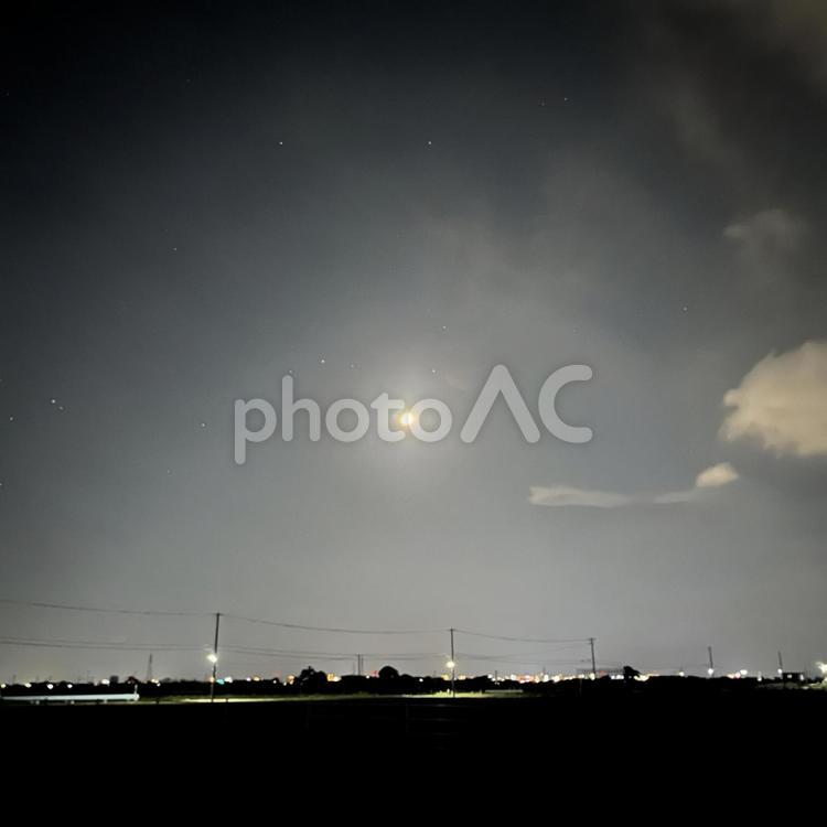 三日月と街 夜景,空,自然の写真素材