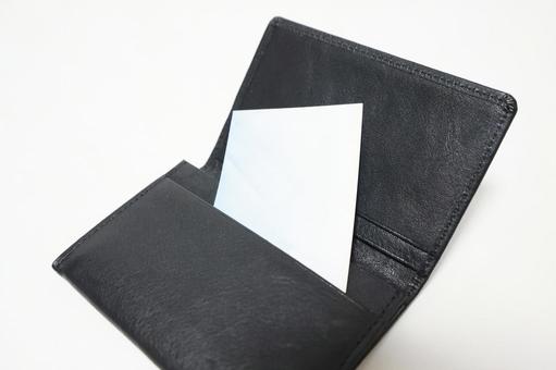 黒の名刺ケースと用紙 セット,撮影,白背景の写真素材