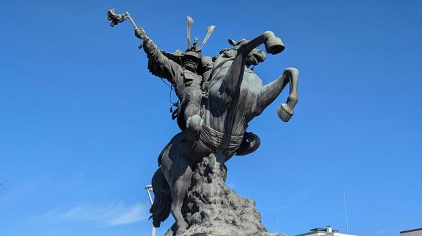 伊集院にある島津義弘像の写真