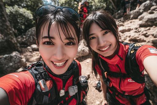 ハイキングを楽しむ2人の女性 ハイキングを楽しむ2人の女性の写真