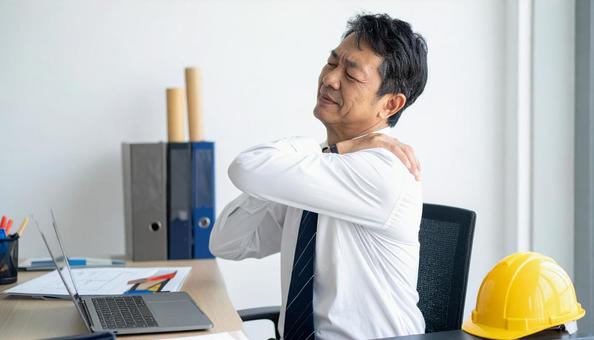 仕事の合間に肩を回すミドルのエンジニア 仕事の合間に肩を回すミドルのエンジニアの写真