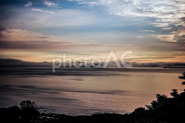 ＜五島に風景＞梅雨の夜明けの五島灘 海,朝,雨雲の写真素材
