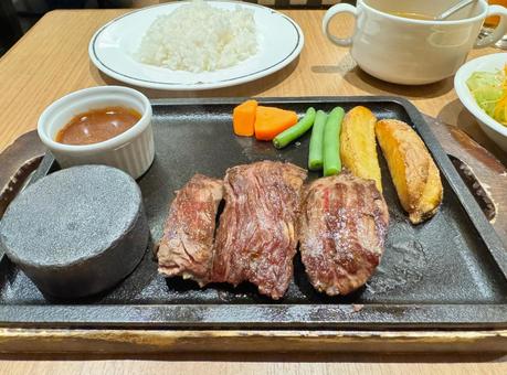 鉄板ステーキランチ 鉄板ステーキランチ ステーキ,鉄板,厚切り肉の写真素材