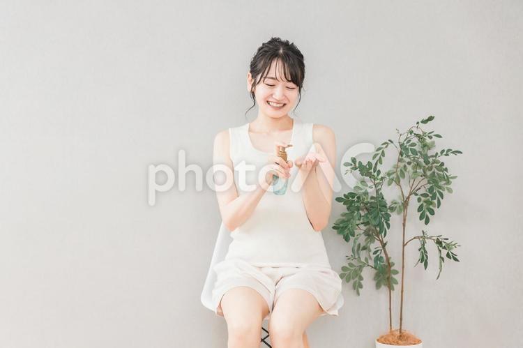化粧水・美容液・紫外線対策する笑顔の女性 スキンケア,化粧水,美容液の写真素材