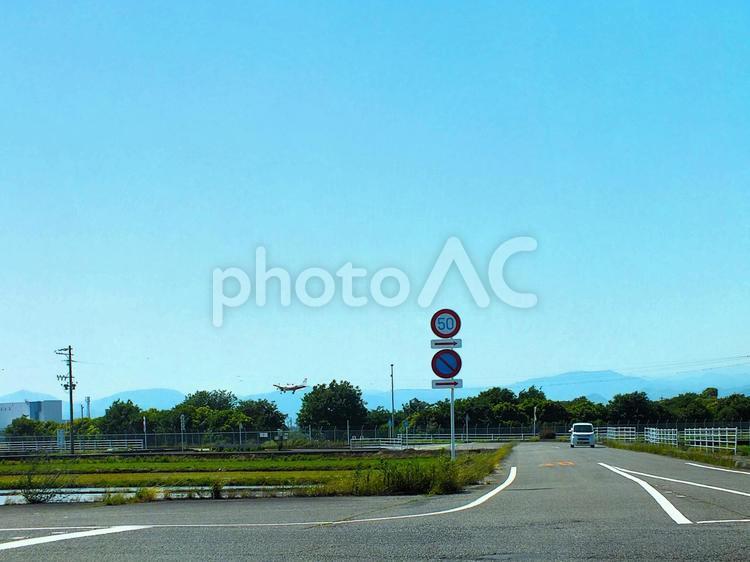 更に低く飛行する着陸間近の初等練習機 飛行機,プロペラ機,プロペラの写真素材