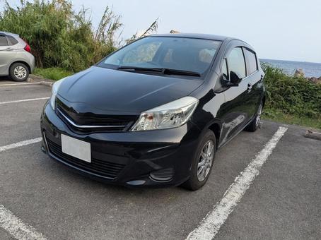 海辺に停まる黒のコンパクトカー 海辺に停まる黒のコンパクトカー ヴィッツ,クルマ,コンパクトカーの写真素材