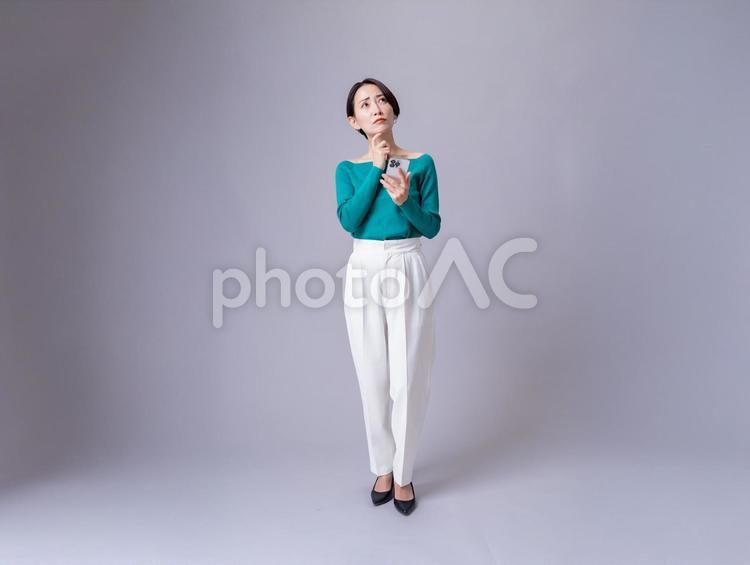 携帯を持つショートの女性 エンジニア,se,ビジネスの写真素材