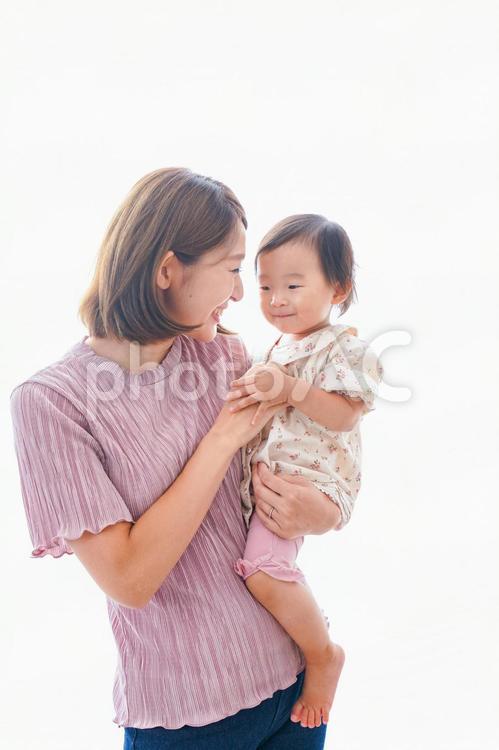 赤ちゃんを抱っこするお母さん あやす,ママ,乳幼児の写真素材