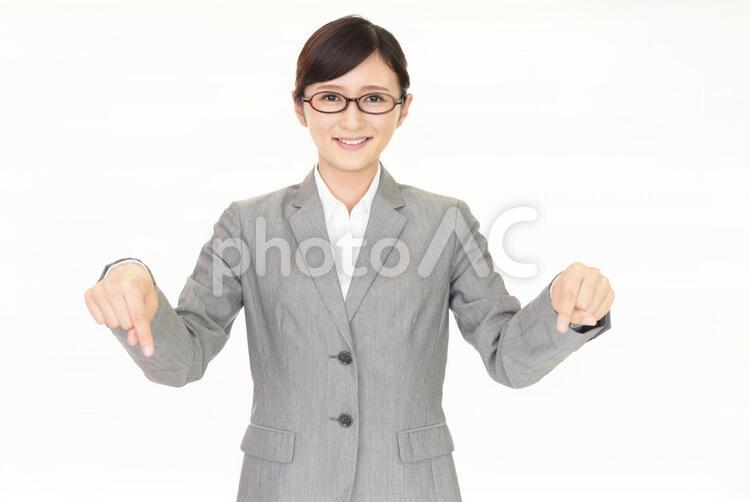 指示する笑顔のビジネスウーマン 女性,ビジネスウーマン,女の写真素材