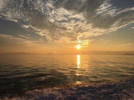 福岡県 朝日と月 福岡県 朝日と月 海,福岡県,宗像市の写真素材