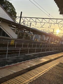 出発 朝焼け,線路,駅の写真素材