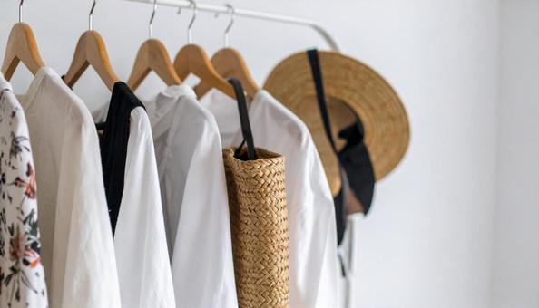 白い壁のファッションアイテムの壁面収納の写真