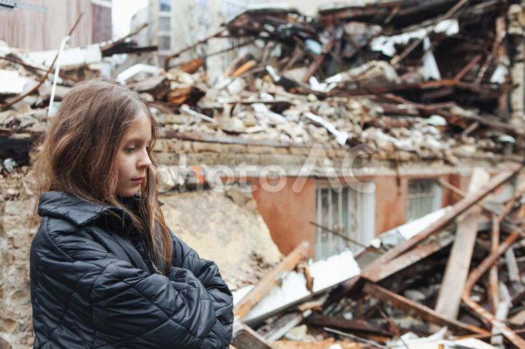 地震の後腕を組んでいるいる女性 人物,がれき,震災の写真素材