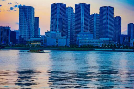 夕暮れに浮かぶ屋形船 東京,日本,夕暮れの写真素材