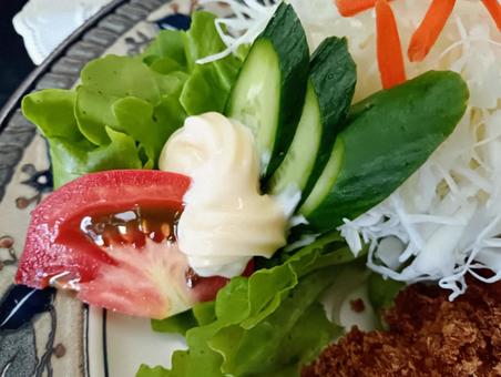 揚げ物に添えたきゅうりとトマト 揚げ物に添えたきゅうりとトマトの写真
