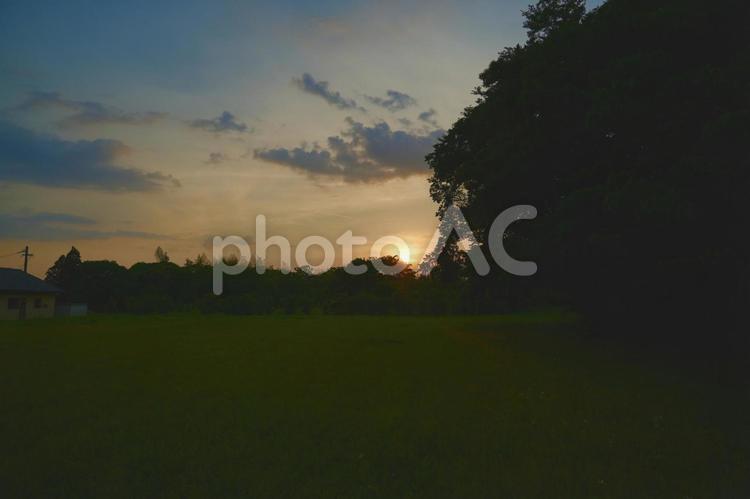 田舎の夕暮れ 夕方,夕陽,薄暗いの写真素材