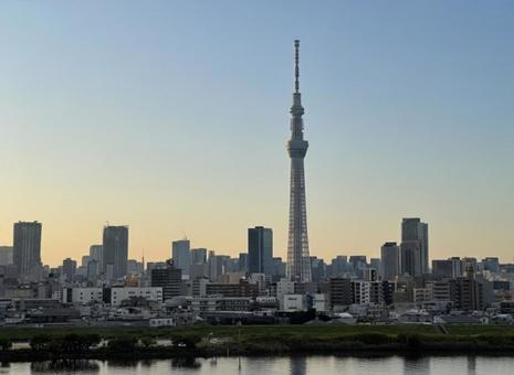 東京スカイツリーと夕焼けの風景 スカイツリー,東京,夕焼けの写真素材