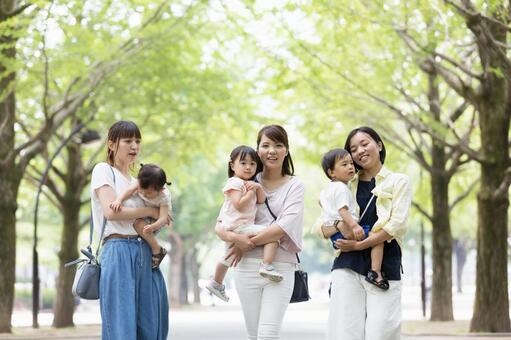 ママ友　母親　育児 ママ友,公園,親子の写真素材