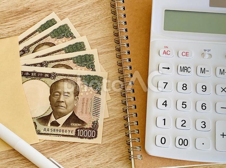 先取り貯金・封筒に入ったお金と電卓 お金,現金,お札の写真素材