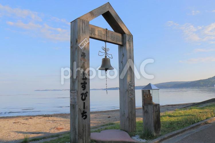 石川県珠洲市の見附島の幸せの鐘 聖地,恋人たちの聖地,鐘の写真素材