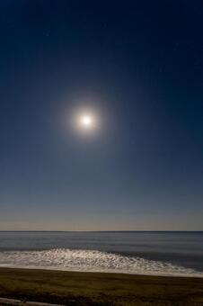海に沈む月 月,満月,星の写真素材