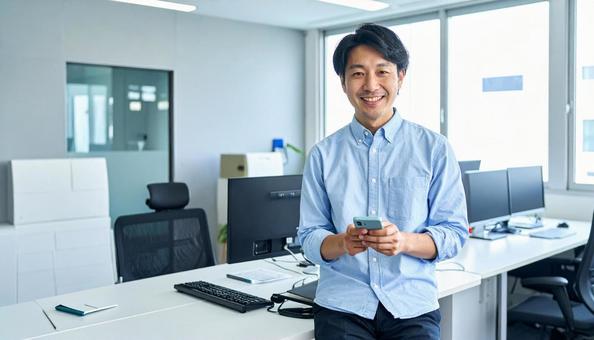 オフィスで働く日本人システムエンジニア オフィスで働く日本人システムエンジニアの写真