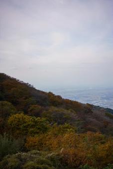 秋の山並みと霞む街並み 山,秋,紅葉の写真素材