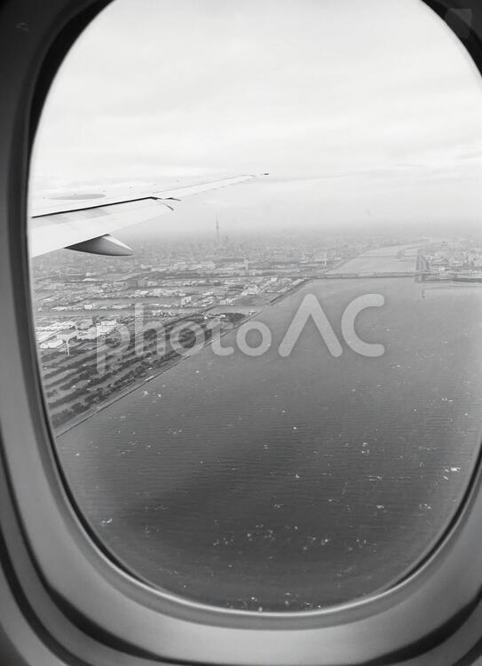 飛行機の窓から 飛行機の窓から 白黒写真,飛行機,機内の写真素材