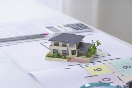 住宅建築や不動産購入を検討するイメージ 住宅建築や不動産購入を検討するイメージ 不動産,住宅,一戸建ての写真素材
