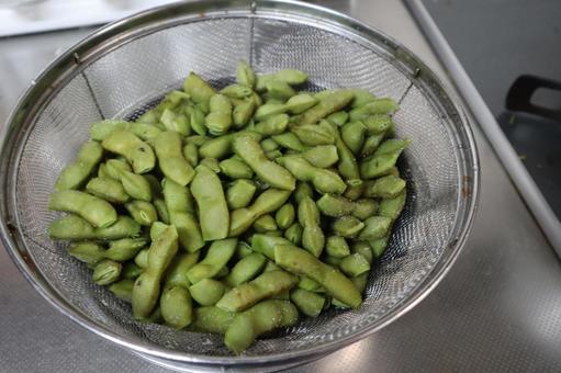 湯がき終わってざるにあげられた枝豆 湯がき終わってざるにあげられた枝豆 湯がき,終わって,ざるの写真素材