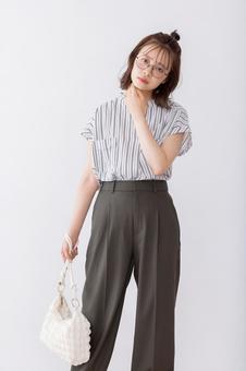 立ちポーズをとる眼鏡を掛けた女子大生 立ちポーズをとる眼鏡を掛けた女子大生 女性,人物,ショルダーバッグの写真素材