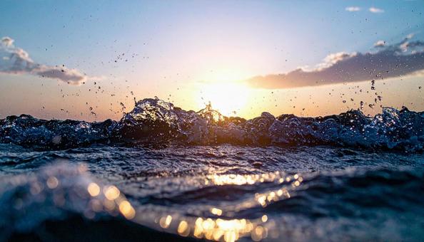 海に沈む夕日の写真