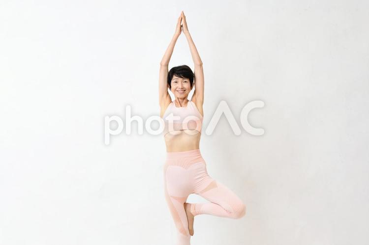 ヨガのポーズをする中高年のアジア人女性 ヨガ,女性,ストレッチの写真素材