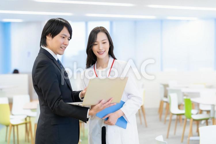 病院で医者と商談をするMR 医者,mr,病院の写真素材