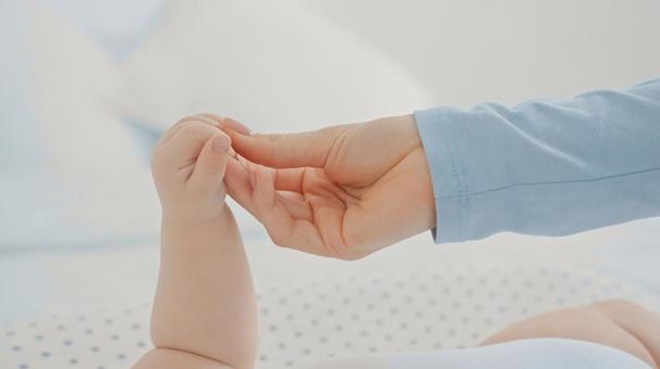 指先を掴む赤ちゃんの左手 指先を掴む赤ちゃんの左手 手,握る,掴むの写真素材