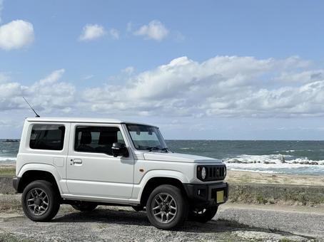 白い軽四自動車と海 白い軽四自動車と海 軽自動車,四輪駆動車,白ジムの写真素材