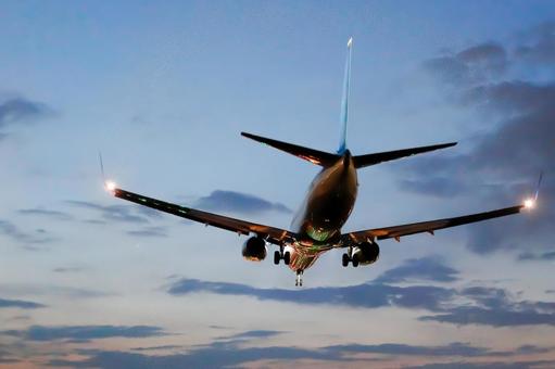 夕焼け空と旅客機 飛行機,航空機,旅客機の写真素材
