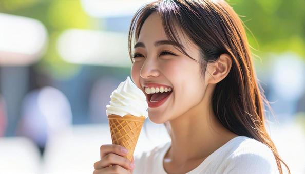 ソフトクリームを食べる女性のポートレート ソフトクリームを食べる女性のポートレートの写真