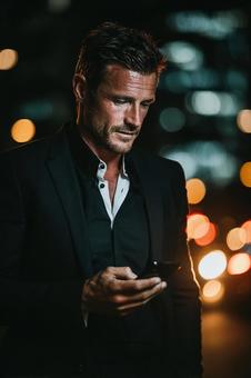 都会のビジネスマンの夜 都会のビジネスマンの夜の写真