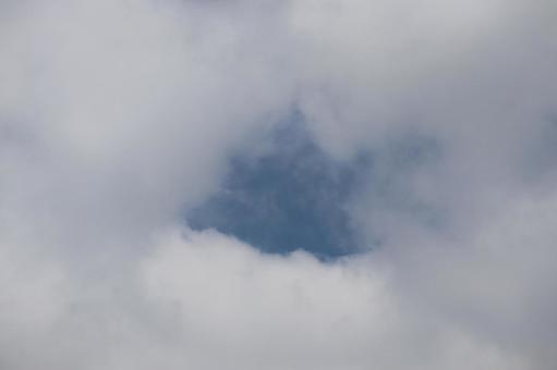 雲の中に少しの青空のある空 雲の中に少しの青空のある空の写真