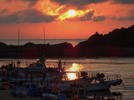 夕暮れの小さな港 夕暮れの小さな港の写真