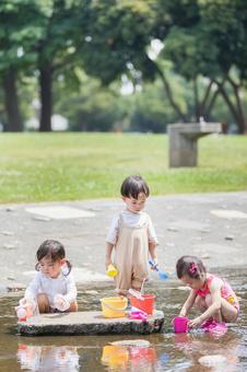 水遊びをする子供 水遊びをする子供 の写真
